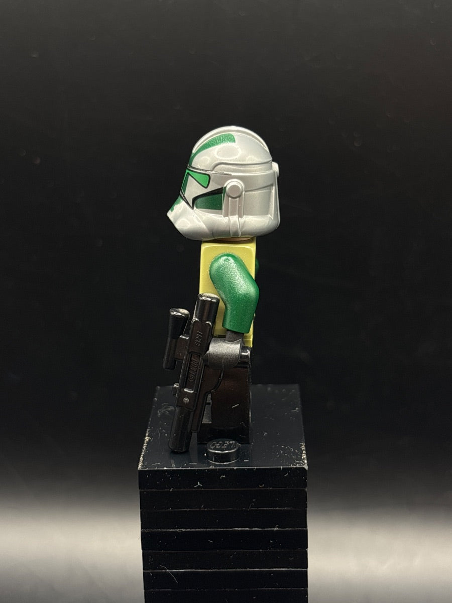 LEGO Minifigura Clone Trooper Commander Gree, 41st Elite Corps (Phase 2) - Kashyyyk Camouflage, Dark Tan Markings on Legs, Scowl - Star Wars — costado