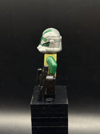 LEGO Minifigura Clone Trooper Commander Gree, 41st Elite Corps (Phase 2) - Kashyyyk Camouflage, Dark Tan Markings on Legs, Scowl - Star Wars — costado