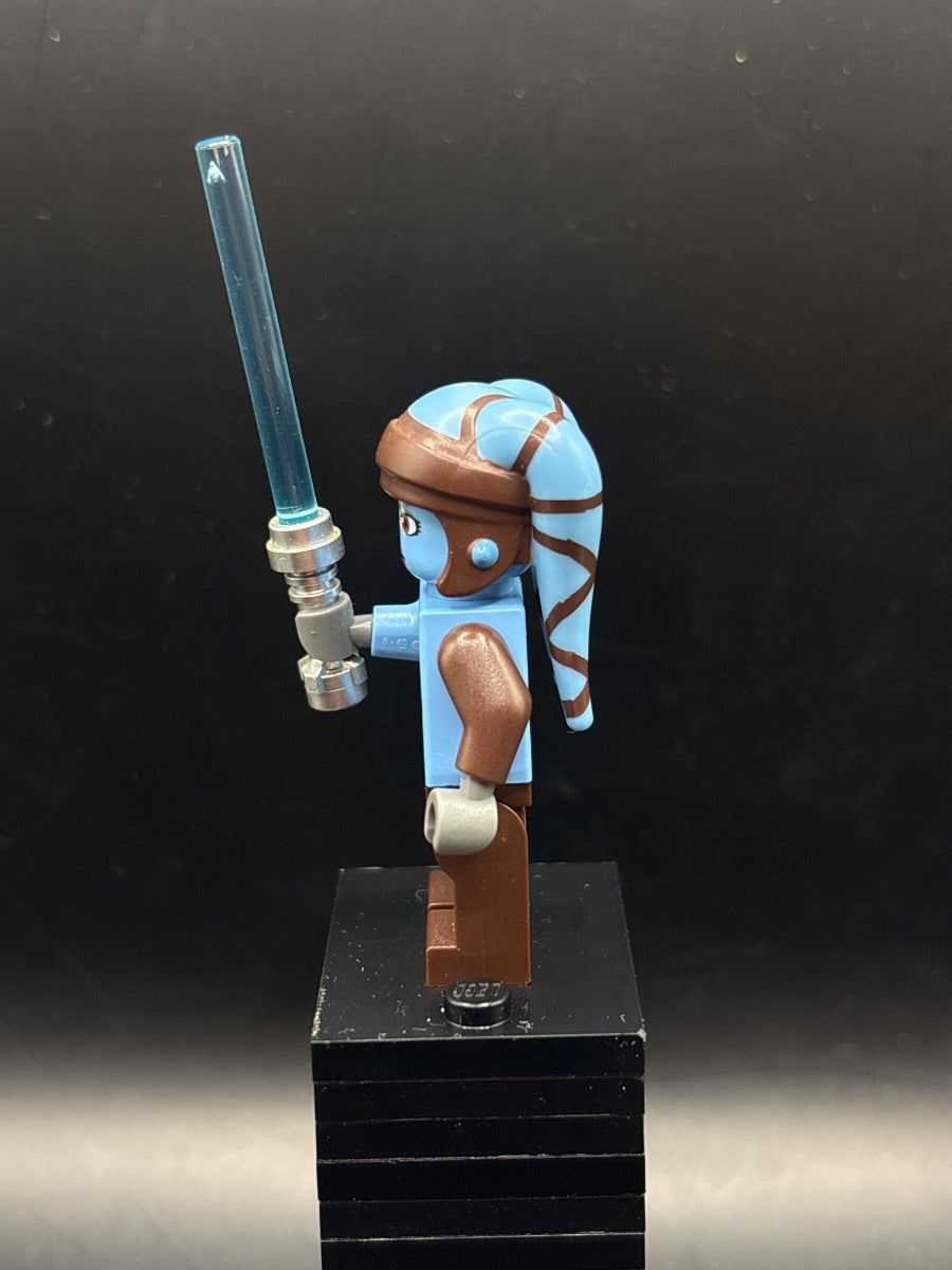 LEGO Minifigura Aayla Secura - Large Eyes - Star Wars — costado